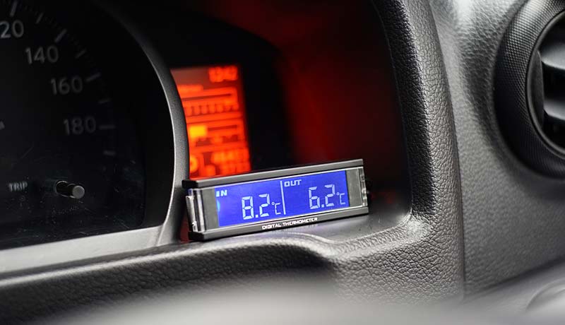 素敵な 車用ダブルサーモメーター 車内 外温度測定 温度計寒暖計温度表示スイッチ穴パネル