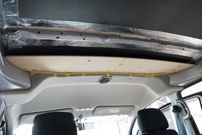 車の天井に羽目板取り付け用の下地