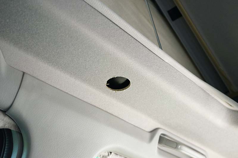 車の天井(ルーフライニング)にLEDダウンライト用の穴あけ