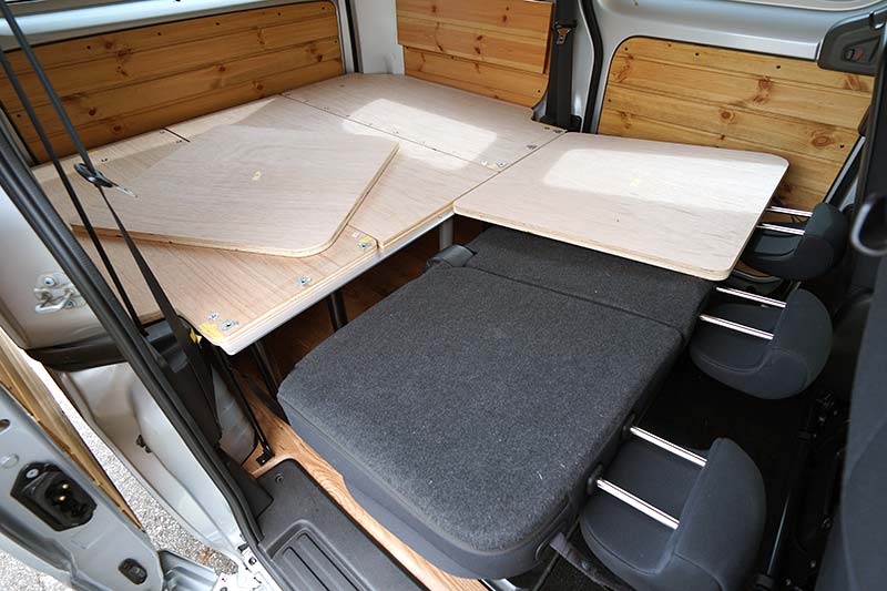 NV200 【車中泊ベッドDIY】テーブルとしても使えて、コンパクトに収納できるベッド