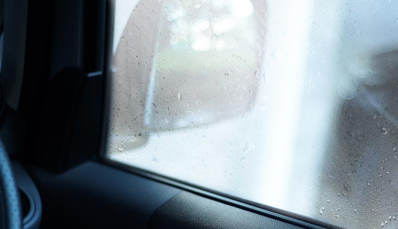 窓だけじゃない、冬の車中泊の結露とその対策