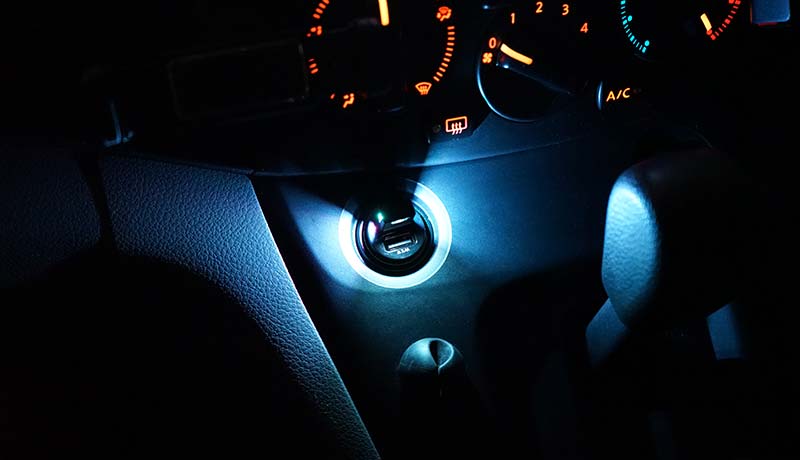 USBミニLEDライトで車内をほんのり明るく！ 星光産業 EXEA EL-172